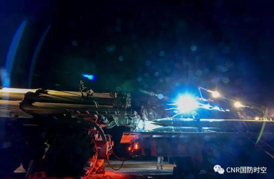 陆军参训部队，将围绕练兵备战及转型建设进行集训。图为弹药装填。