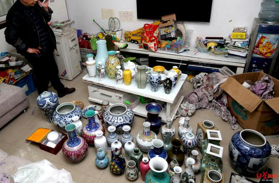 ▲假古董堆满屋