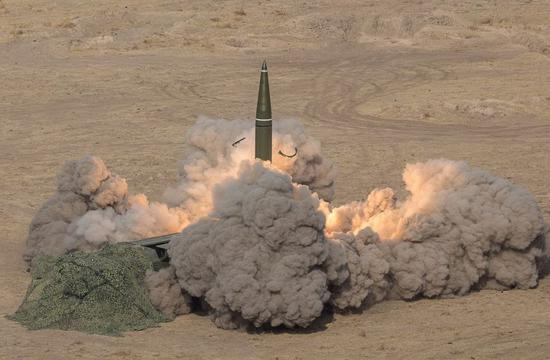 SS-26战术导弹发射瞬间连续镜头之一，可见尾部发动机点火，滚滚浓烟腾起。