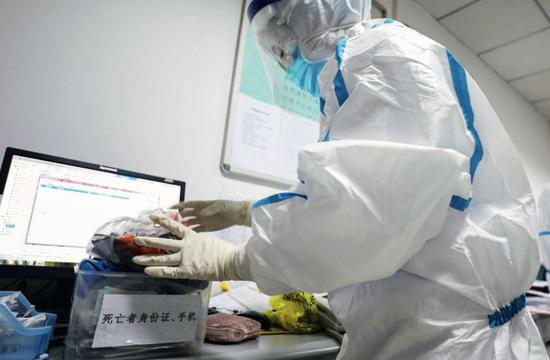 2月24日，武汉一家医院内，护士正在整理新冠肺炎逝者的遗物。