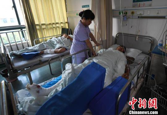 受伤村民正在进行救治。　王刚 摄