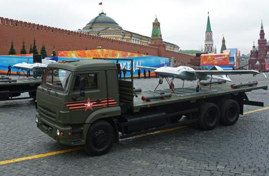 俄罗斯“海盗”小型固定翼察打一体无人机。