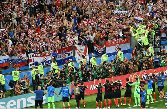 　　▲7月11日，克罗地亚队球员赛后向球迷致意。当日，克罗地亚队2比1战胜英格兰队，史上首次晋级决赛。 图片来源：新华社