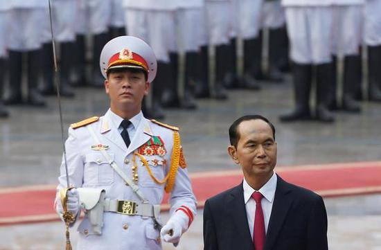 9月11日，越南河内总统府，越南国家主席陈大光（右）正在检阅仪仗队。 &nbsp;视觉中国 图