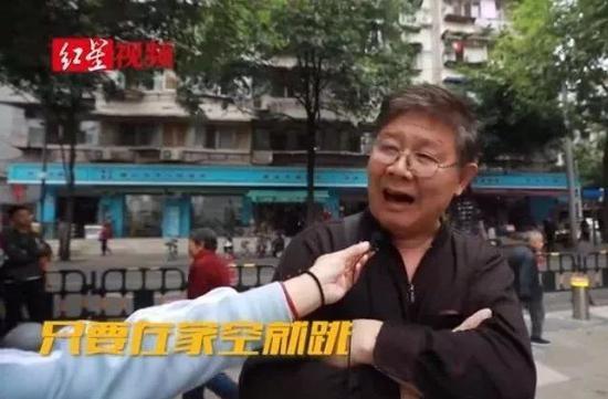 杭州的家长在街头接受采访时表示,孩子在家只要有空就会督促他们跳绳。图片来源:红星视频