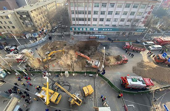 11时44分，记者在事发现场看到，周围有医院、超市及银行。