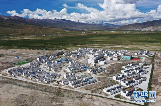 这是位于西藏当雄县羊八井镇的彩渠塘移民新村（8月6日摄，无人机照片）。 新华社记者 李贺 摄