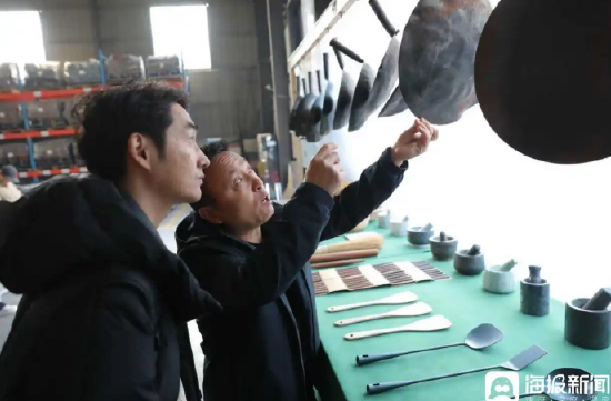 王玉海向海报新闻记者讲述章丘铁锅的锻打流程。