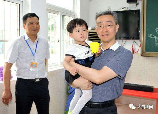 2017年6月，嘉兴市长胡海峰看望慰问少年儿童