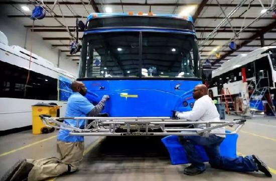 5月1日，在位于美国加州洛杉矶县兰开斯特市的比亚迪工厂，工人在总装车间工作。（新华社）