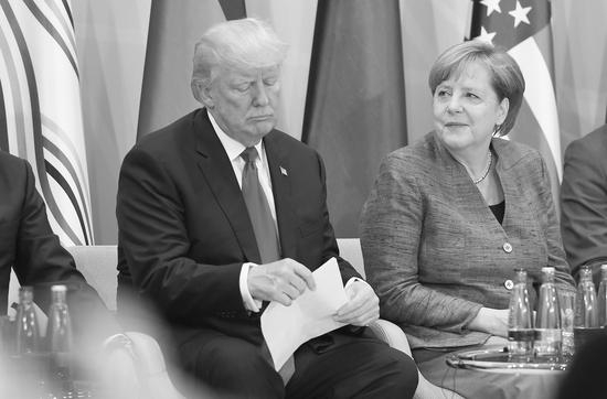 图为美国总统特朗普和德国总理默克尔在2017年汉堡G20峰会上。