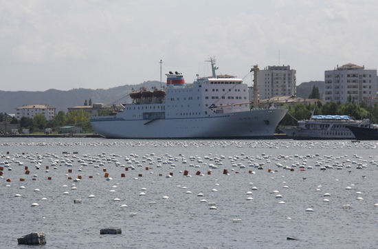 停泊在元山市港口的“万景峰92”号邮轮。莽九晨摄
