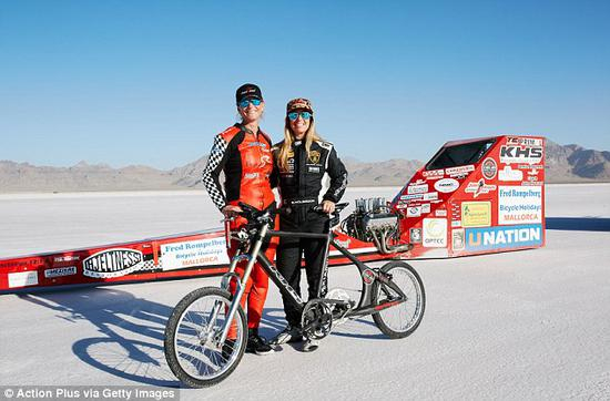 丹妮斯和谢伊赛前合影&nbsp; 图源：《每日邮报》