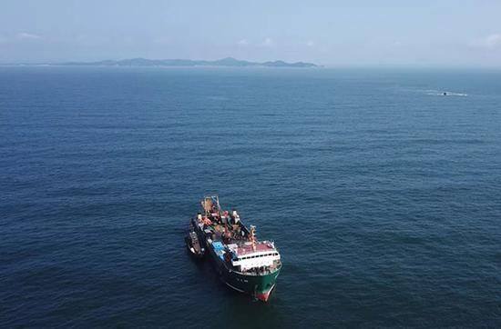 海上工作全景（右后方为少数幸运官兵获救的老人石，远处为黑岛山脉）。