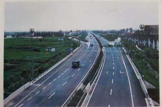 沪嘉高速公路老照片。