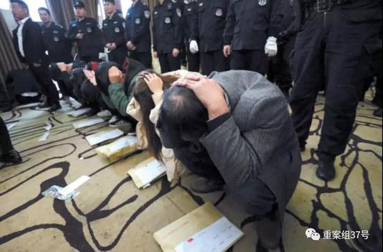 ▲2018年12月8日，在南通一酒店内，被警方控制的传销人员。 警方供图