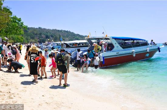 泰国普吉岛游客云集，其中有不少中国游客。