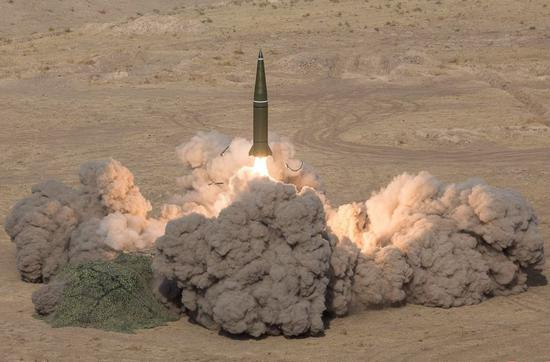 SS-26战术导弹发射瞬间连续镜头之二，导弹已升空。