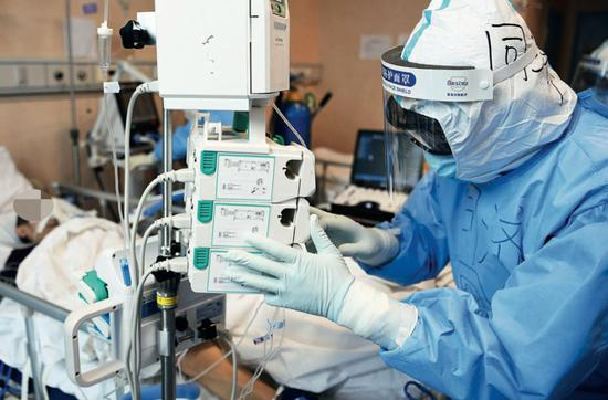 　　3月8日，武汉同济医院光谷院区重症病房，护心队员周宁正在为危重症患者调整血氧饱和度。摄影/长江日报 金振强