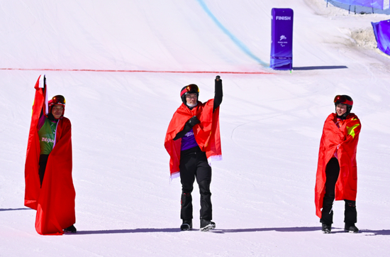 　中国选手包揽残奥单板滑雪男子障碍追逐UL级金银铜牌。图/新华社