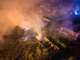 “我刚赶到厂门口，第二次爆炸就来了”，湖南浏阳烟花厂爆炸现场，有村民前往疏散工人时受伤