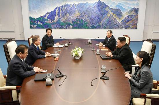 当地时间2018年4月27日，板门店，朝鲜领导人金正恩与韩国总统文在寅举行会谈。 视觉中国 图