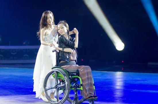 廖智穿着义肢（左）和坐轮椅者舞蹈