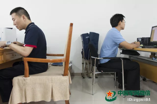 每名工作人员都备着一张便携床。胡尔根 摄