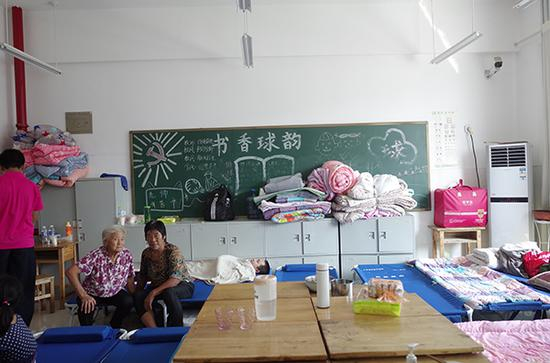 被安置在学校的南宅科村村民