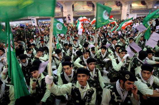 图为伊朗重要武装力量之一——民兵。新华社