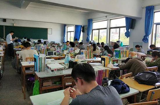 　　2018年9月22日，中秋假期期间，山东烟台大学内，不少考研学子放弃中秋假期，仍然选择在自习室内埋头学习，备战不足百天的研究生入学考试。视觉中国 图