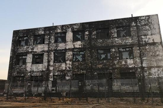 爆炸发生地点周边建筑受损严重。李坤 图