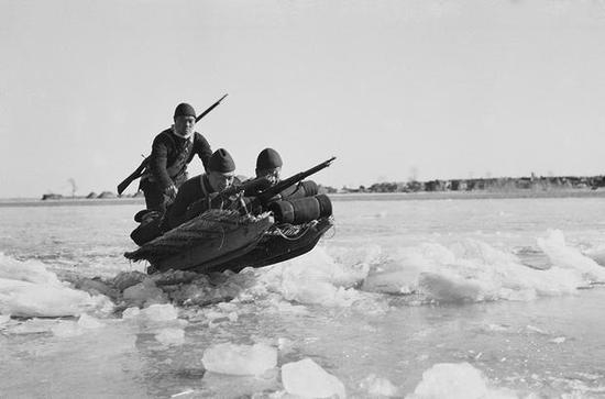 1944年，冀中，冰上“土坦克”军事训练。摄影|石少华