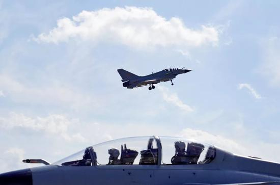 ▲南部战区空军航空兵某旅歼-10战机接续升空（2019年1月4日摄）。（新华社发）