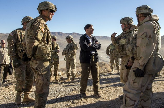 作为一个有一线战斗经验的“老连长”，埃斯珀经常视察陆军一线部队 图源：美国陆军