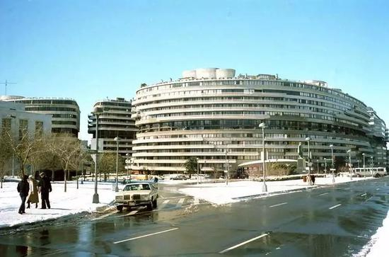 　　这是美国华盛顿水门公寓的资料照片，它由于前总统尼克松任职期间在这里发生的“水门事件”而闻名。新华社发