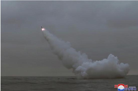 朝鲜公开潜射战略巡航导弹试射照片。