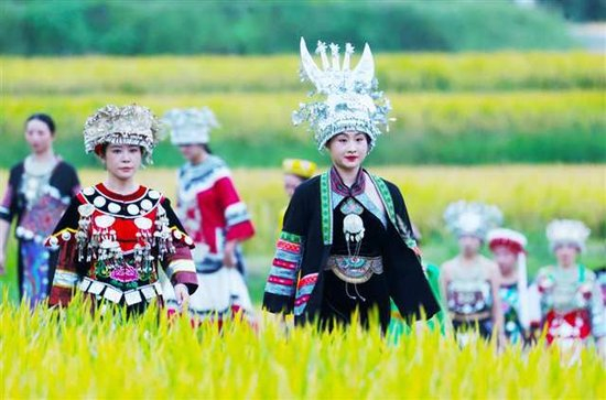　　9月5日，黔江区太极镇李子村金鸡坝农业示范园区，村民们正在参加“村T”民族服饰走秀。特约摄影 杨敏/视觉重庆
