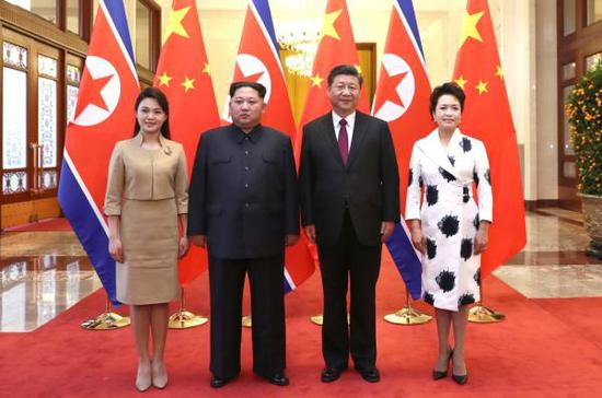 　　3月25日至28日，应中共中央总书记、国家主席习近平邀请，朝鲜劳动党委员长、国务委员会委员长金正恩对我国进行非正式访问。访问期间，习近平同金正恩举行会谈。这是习近平和夫人彭丽媛在人民大会堂同金正恩和夫人李雪主合影。 新华社 图