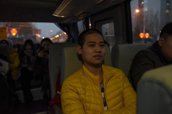 　　李伟 　　傍晚6点半，新浪通勤车内，做技术工作的李伟在座位上发呆。早晚高峰，这些通勤车载满乘客堵在路上，成为这里的一道风景线。