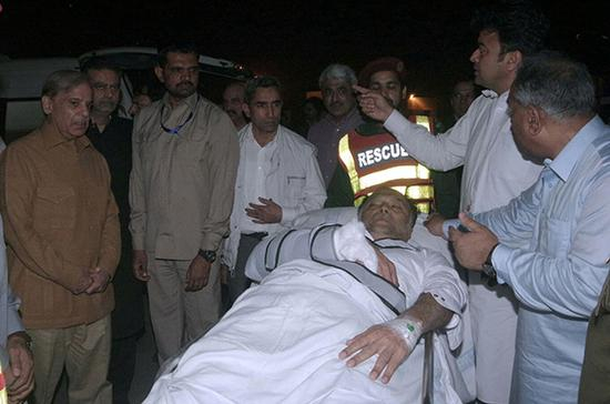 　　当地时间2018年5月6日，巴基斯坦拉合尔，遭枪击的巴基斯坦内政部长伊克巴尔被送往医院。东方IC 图