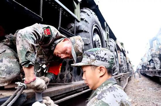 多支陆军部队参与此次集训。图为铁路装载现场。