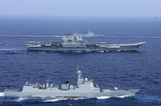 4月18日，辽宁舰航母编队破浪前行。视觉中国供图