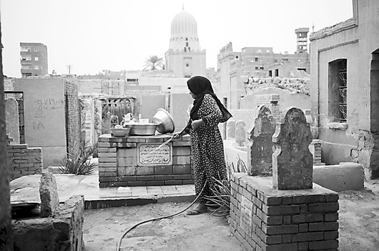 一名住在墓地里的埃及妇女。