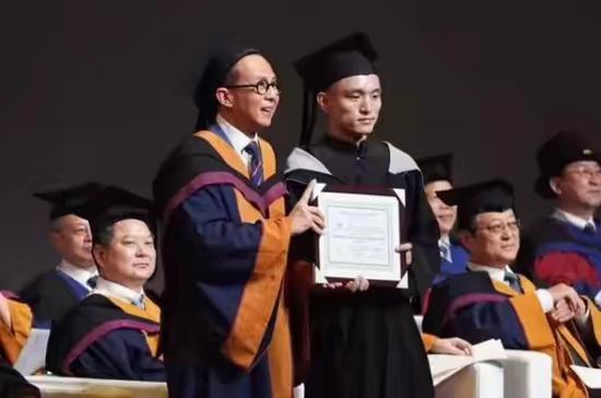 “小超人”李泽楷为韩平颁奖