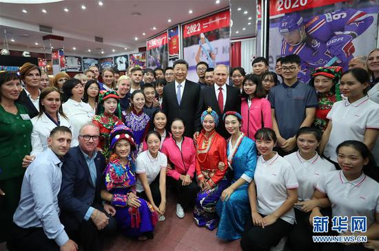 　　9月12日，国家主席习近平在符拉迪沃斯托克同俄罗斯总统普京一起访问“海洋”全俄儿童中心。这是习近平和普京同中俄青少年代表及中心教职工代表合影。 新华社记者鞠鹏摄