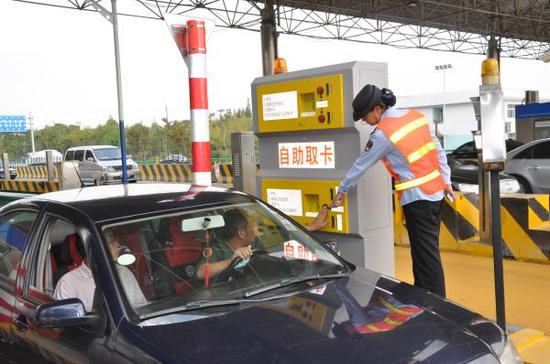 2012年10月11日，上海高速公路第一台自动发卡机在迁建完成后的G1501嘉定城区收费站投入试用。