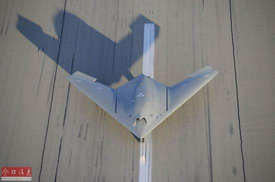 资料图：一架欧洲“神经元”无人机原型机从法国伊斯特尔的机场起飞。