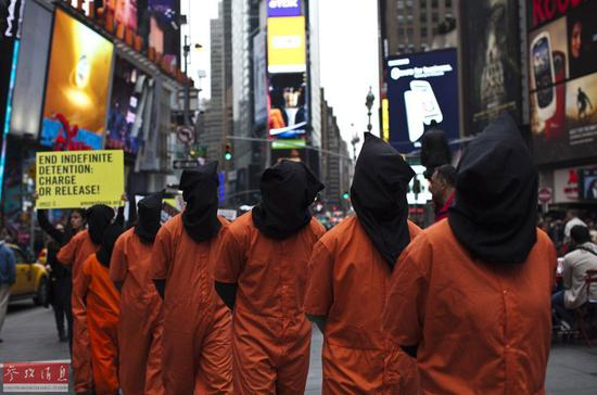 资料图：抗议者装扮成囚犯在纽约时报广场举行抗议，要求关闭美军在古巴关塔那摩监狱。
