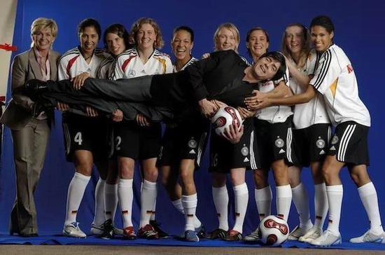 德国男足主教练勒夫和德国女子足球队部分队员。